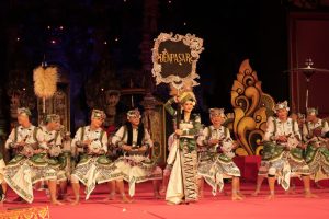 Penampilan Duta Kota Denpasar, Sekaa Gong Kencana Wiguna Banjar Kehen Kesiman, Desa Kesiman Petilan, Denpasar Timur saat membawakan garapan “Reng Roh” pada Wimbakara Baleganjur Remaja PKB XVIII Tahun 2026 di Kalangan Ardha Candra, Art Center Denpasar, Jumat (19/6).
