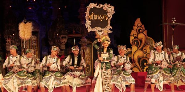 Penampilan Duta Kota Denpasar, Sekaa Gong Kencana Wiguna Banjar Kehen Kesiman, Desa Kesiman Petilan, Denpasar Timur saat membawakan garapan “Reng Roh” pada Wimbakara Baleganjur Remaja PKB XVIII Tahun 2026 di Kalangan Ardha Candra, Art Center Denpasar, Jumat (19/6).