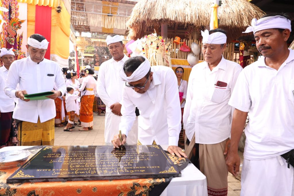 Wali Kota Denpasar, I Gusti Ngurah Jaya Negara Tandatangani Prasasti di Pura Dalem Pengaotan, Desa Adat Bekul, Desa Penatih Dangin Puri, Kecamatan Denpasar Timur, Minggu (21/6).