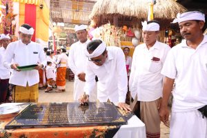 Wali Kota Denpasar, I Gusti Ngurah Jaya Negara Tandatangani Prasasti di Pura Dalem Pengaotan, Desa Adat Bekul, Desa Penatih Dangin Puri, Kecamatan Denpasar Timur, Minggu (21/6).