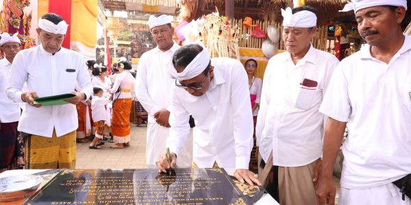 Wali Kota Denpasar, I Gusti Ngurah Jaya Negara Tandatangani Prasasti di Pura Dalem Pengaotan, Desa Adat Bekul, Desa Penatih Dangin Puri, Kecamatan Denpasar Timur, Minggu (21/6).