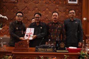 Wakil Wali Kota Denpasar, Kadek Agus Arya Wibawa saat mengikuti Sidang Paripurna DPRD Kota Denpasar ke-5 Masa Persidangan II Tahun 2025 dengan agenda penyampaian Pidato Pengantar Walikota Denpasar tentang usulan tiga Ranperda digelar di Gedung DPRD Kota Denpasar, Senin (22/6).