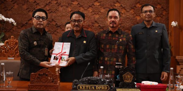 Wakil Wali Kota Denpasar, Kadek Agus Arya Wibawa saat mengikuti Sidang Paripurna DPRD Kota Denpasar ke-5 Masa Persidangan II Tahun 2025 dengan agenda penyampaian Pidato Pengantar Walikota Denpasar tentang usulan tiga Ranperda digelar di Gedung DPRD Kota Denpasar, Senin (22/6).
