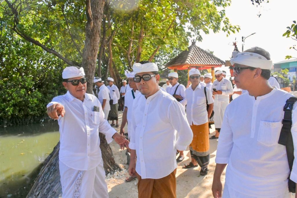 Wakil Wali Kota Denpasar, I Kadek Agus Arya Wibawa saat menghadiri Upacara Pecaruan Panca Sanak Madurga dan Panca Sata di Genah Suci Penganyutan, Banjar Suwung Batan Kendal, Desa Adat Sesetan bertepatan dengan rahina Soma Kliwon Wuku Kuningan, Senin (22/6).