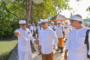 Wakil Wali Kota Denpasar, I Kadek Agus Arya Wibawa saat menghadiri Upacara Pecaruan Panca Sanak Madurga dan Panca Sata di Genah Suci Penganyutan, Banjar Suwung Batan Kendal, Desa Adat Sesetan bertepatan dengan rahina Soma Kliwon Wuku Kuningan, Senin (22/6).