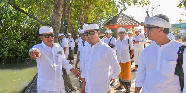 Wakil Wali Kota Denpasar, I Kadek Agus Arya Wibawa saat menghadiri Upacara Pecaruan Panca Sanak Madurga dan Panca Sata di Genah Suci Penganyutan, Banjar Suwung Batan Kendal, Desa Adat Sesetan bertepatan dengan rahina Soma Kliwon Wuku Kuningan, Senin (22/6).