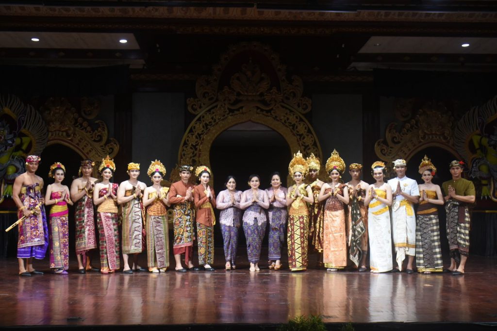 Sekretaris I TP PKK Kota Denpasar, Ny. Ayu Kristi Arya Wibawa bersama Ketua DWP Kota Denpasar, Ny. Suwandewi Eddy Mulya berfoto bersama para peraga usai Utsawa Busana Adat Khas Kota Denpasar pada ajang PKB XLVIII Tahun 2026 di Gedung Ksirarnawa, Taman Budaya Art Center Denpasar, Minggu (21/6).