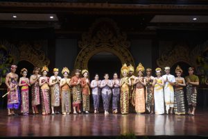 Sekretaris I TP PKK Kota Denpasar, Ny. Ayu Kristi Arya Wibawa bersama Ketua DWP Kota Denpasar, Ny. Suwandewi Eddy Mulya berfoto bersama para peraga usai Utsawa Busana Adat Khas Kota Denpasar pada ajang PKB XLVIII Tahun 2026 di Gedung Ksirarnawa, Taman Budaya Art Center Denpasar, Minggu (21/6).