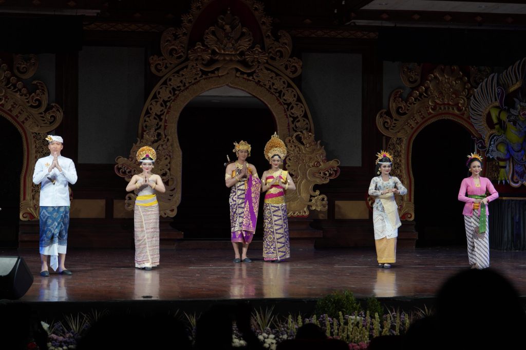 Penampilan Busana Adat Khas Kabupaten Badung di PKB di Gedung Ksirarnawa, Taman Budaya Art Center Bali, Minggu (21/6).