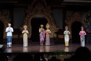 Penampilan Busana Adat Khas Kabupaten Badung di PKB di Gedung Ksirarnawa, Taman Budaya Art Center Bali, Minggu (21/6).