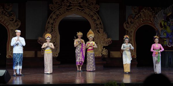 Penampilan Busana Adat Khas Kabupaten Badung di PKB di Gedung Ksirarnawa, Taman Budaya Art Center Bali, Minggu (21/6).