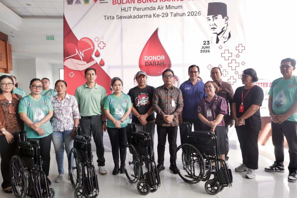 Wakil Wali Kota Denpasar, I Kadek Agus Arya Wibawa meninjau pelaksanaan donor darah serangkaian HUT ke-29 Perumda Air Minum Tirta Sewakadarma dan Bulan Bung Karno VIII di Gedung DNA, Denpasar, Selasa (23/6).