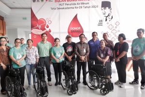 Wakil Wali Kota Denpasar, I Kadek Agus Arya Wibawa meninjau pelaksanaan donor darah serangkaian HUT ke-29 Perumda Air Minum Tirta Sewakadarma dan Bulan Bung Karno VIII di Gedung DNA, Denpasar, Selasa (23/6).