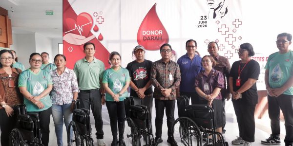 Wakil Wali Kota Denpasar, I Kadek Agus Arya Wibawa meninjau pelaksanaan donor darah serangkaian HUT ke-29 Perumda Air Minum Tirta Sewakadarma dan Bulan Bung Karno VIII di Gedung DNA, Denpasar, Selasa (23/6).