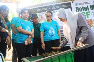 Bantuan rehabilitasi Rumah Maggot diserahkan langsung oleh Direktur Utama Perumda Air Minum Tirta Sewakadarma, I Putu Yasa bersama Ketua TP PKK Kota Denpasar, Ny. Sagung Antari Jaya Negara, Ketua GOW Kota Denpasar Ny. Ayu Kristi Arya Wibawa, Ketua TP PKK Kecamatan Denpasar Selatan Ny. Ida Ayu Alit Maharatni Purwanasara, kepada Ketua Komunitas Aksi Masyarakat Peduli Lingkungan Desa Pemogan, Ana Rohanah Salamah, Selasa (23/6) di Rumah Maggot Komunitas Aksi Masyarakat Peduli Lingkungan Desa Pemogan, Kecamatan Denpasar Selatan.