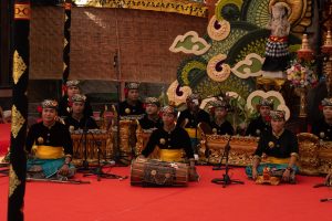 Sekaa Sanggar Seni Gargita Santhi dari Banjar Pacung, Desa Sangeh Duta Kabupaten Badung, di Ajang PKB Rekasadana Gamelan Inovatif, Senin (22/6)
