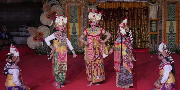 Penampilan Arja Klasik Sanggar Titi Bah, Banjar Teguan, Desa Punggul, Kecamatan Abiansemal, Duta Kabupaten Badung.