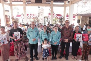 Ketua TP PKK Kota Denpasar, Ny. Sagung Antari Jaya Negara didampingi Sekretaris I TP PKK Kota Denpasar, Ny. Ayu Kristi Arya Wibawa saat menghadiri dan menyerahkan bantuan dalam Aksi Sosial Bergerak dan Berbagi TP PKK Provinsi Bali kepada masyarakat di Kota Denpasar, Rabu (24/6).