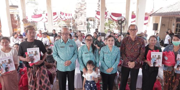 Ketua TP PKK Kota Denpasar, Ny. Sagung Antari Jaya Negara didampingi Sekretaris I TP PKK Kota Denpasar, Ny. Ayu Kristi Arya Wibawa saat menghadiri dan menyerahkan bantuan dalam Aksi Sosial Bergerak dan Berbagi TP PKK Provinsi Bali kepada masyarakat di Kota Denpasar, Rabu (24/6).