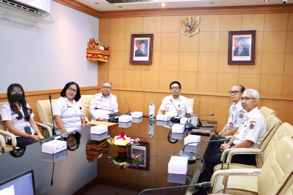 Wawali Kota Denpasar Arya Wibawa saat mengikuti Rapat Koordinasi Penanggulangan Kemiskinan (RKPK) Provinsi Bali, di Ruang Rapat Wakil Walikota Denpasar, Rabu (24/6). 