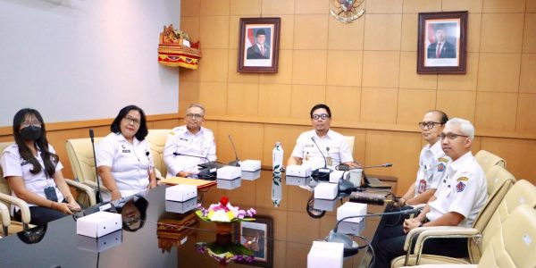 Wawali Kota Denpasar Arya Wibawa saat mengikuti Rapat Koordinasi Penanggulangan Kemiskinan (RKPK) Provinsi Bali, di Ruang Rapat Wakil Walikota Denpasar, Rabu (24/6). 