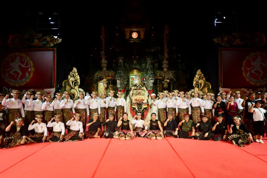 Duta Seni Kota Denpasar dari Sekaa Telung Barung, Desa Adat Penatih, Kelurahan Penatih berfoto bersama usai tampil memukau dalam Wimbakara Tari Barong Ket pada Pesta Kesenian Bali (PKB) XLVIII Tahun 2026 di Panggung Terbuka Ardha Candra, Taman Budaya Art Center Bali, Rabu (24/6).