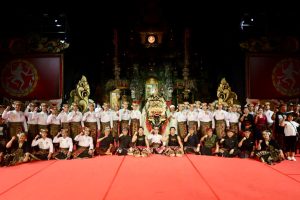 Duta Seni Kota Denpasar dari Sekaa Telung Barung, Desa Adat Penatih, Kelurahan Penatih berfoto bersama usai tampil memukau dalam Wimbakara Tari Barong Ket pada Pesta Kesenian Bali (PKB) XLVIII Tahun 2026 di Panggung Terbuka Ardha Candra, Taman Budaya Art Center Bali, Rabu (24/6).