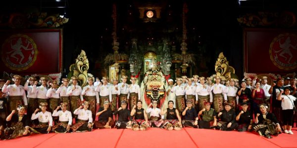 Duta Seni Kota Denpasar dari Sekaa Telung Barung, Desa Adat Penatih, Kelurahan Penatih berfoto bersama usai tampil memukau dalam Wimbakara Tari Barong Ket pada Pesta Kesenian Bali (PKB) XLVIII Tahun 2026 di Panggung Terbuka Ardha Candra, Taman Budaya Art Center Bali, Rabu (24/6).