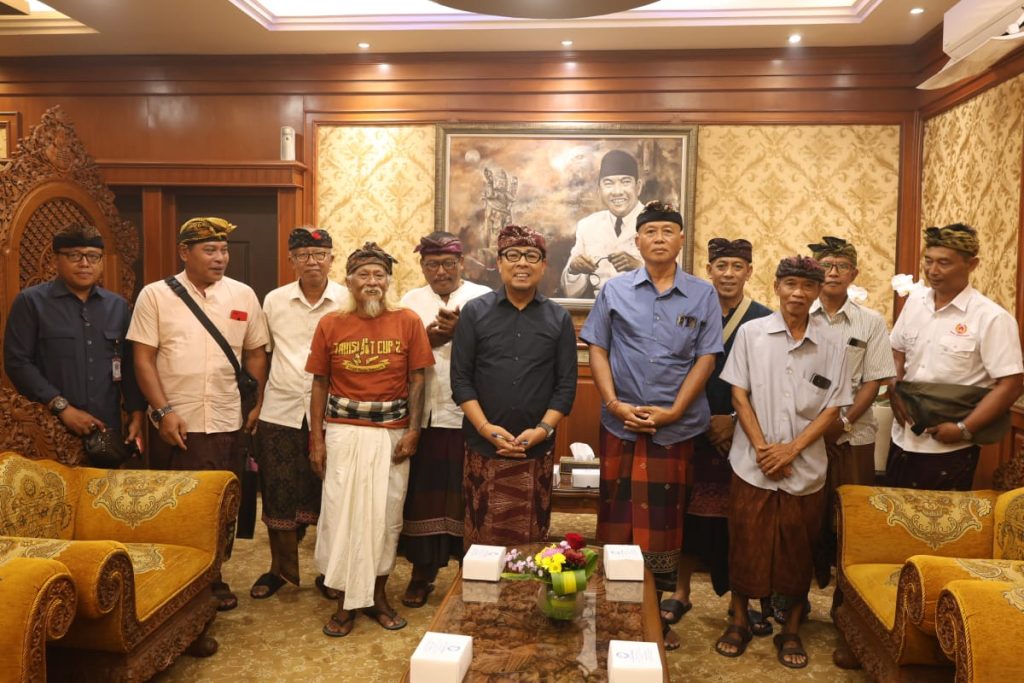 Wakil Wali Kota Denpasar, Kadek Agus Arya Wibawa saat menerima panitia Kejuaraan Silat Perisai Diri Tainsiat Cup III di Kantor Walikota Denpasar, Kamis (25/6).