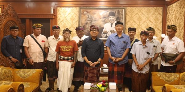 Wakil Wali Kota Denpasar, Kadek Agus Arya Wibawa saat menerima panitia Kejuaraan Silat Perisai Diri Tainsiat Cup III di Kantor Walikota Denpasar, Kamis (25/6).