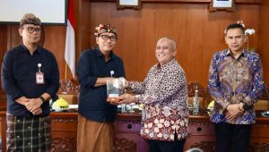 Sekretaris Daerah Kota Denpasar, I Gusti Ngurah Eddy Mulya menerima kunjungan kerja Pemerintah Kabupaten Magelang yang dipimpin Plh. Sekda Kabupaten Magelang, David Rudiyanto di Ruang Praja Utama Kantor Wali Kota Denpasar, Kamis (25/6).