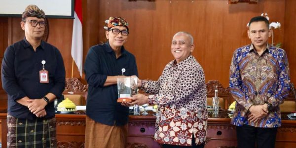 Sekretaris Daerah Kota Denpasar, I Gusti Ngurah Eddy Mulya menerima kunjungan kerja Pemerintah Kabupaten Magelang yang dipimpin Plh. Sekda Kabupaten Magelang, David Rudiyanto di Ruang Praja Utama Kantor Wali Kota Denpasar, Kamis (25/6).
