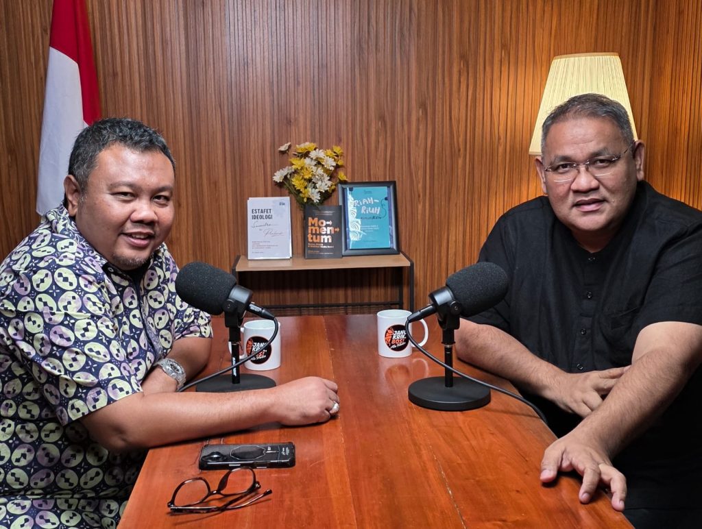 Ketua Umum Jaringan Media Siber Indonesia (JMSI) Dr Teguh Santosa (kanan) dan Anggota Dewa Pakar JMSI, Hendri Satrio (kiri).
