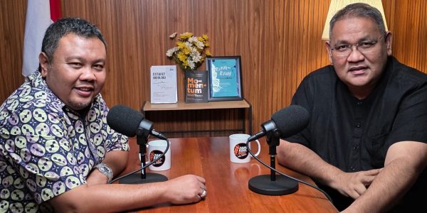 Ketua Umum Jaringan Media Siber Indonesia (JMSI) Dr Teguh Santosa (kanan) dan Anggota Dewa Pakar JMSI, Hendri Satrio (kiri).