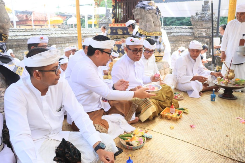 Wali Kota Denpasar I Gusti Ngurah Jaya Negara bersama Wakil Walikota I Kadek Agus Arya Wibawa dalam kesempatan menghadiri Bhakti Pujawali di Pura Sakenan Desa Adat Serangan, Denpasar, Sabtu (27/6).