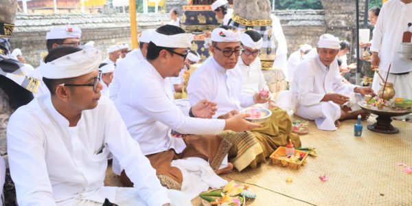 Wali Kota Denpasar I Gusti Ngurah Jaya Negara bersama Wakil Walikota I Kadek Agus Arya Wibawa dalam kesempatan menghadiri Bhakti Pujawali di Pura Sakenan Desa Adat Serangan, Denpasar, Sabtu (27/6).