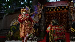 Topeng Suluh Sanggar Seni Waduk, Banjar Umakepuh, Desa Buduk, Kecamatan Mengwi, Pentas di Kalangan Ratna Kanda, Jumat (26/6),