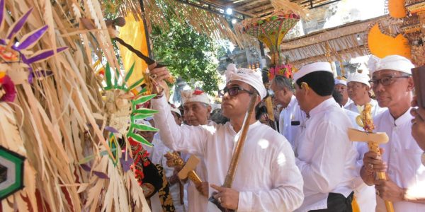 Wali Kota Denpasar, I Gusti Ngurah Jaya Negara saat menghadiri Penyineban Karya Memungkah, Ngenteg Linggih, Tawur Tabuh Gentuh, Mapadudusan Agung Menawa Ratna di Pura Dang Khayangan Payogan Agung dan Taman Beji Segara Rupek, Redite Umanis Langkir, Minggu (28/6).