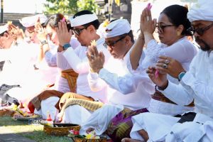 Wali Kota Denpasar, I Gusti Ngurah Jaya Negara, dan Wakil Wali Kota Denpasar, I Kadek Agus Arya Wibawa, saat melaksanakan kegiatan ngaturang bhakti Pujawali serangkaian Puncak Karya Aci yang bertepatan dengan Purnama Kasa di Pura Pengubengan Besakih, Karangasem, Senin (29/6).   Wali Kota Denpasar, I Gusti Ngurah Jaya Negara, dan Wakil Wali Kota Denpasar, I Kadek Agus Arya Wibawa, saat melaksanakan kegiatan ngaturang bhakti Pujawali serangkaian Puncak Karya Aci yang bertepatan dengan Purnama Kasa di Pura Pengubengan Besakih, Karangasem, Senin (29/6).  
