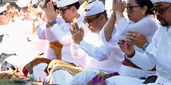 Wali Kota Denpasar, I Gusti Ngurah Jaya Negara, dan Wakil Wali Kota Denpasar, I Kadek Agus Arya Wibawa, saat melaksanakan kegiatan ngaturang bhakti Pujawali serangkaian Puncak Karya Aci yang bertepatan dengan Purnama Kasa di Pura Pengubengan Besakih, Karangasem, Senin (29/6).   Wali Kota Denpasar, I Gusti Ngurah Jaya Negara, dan Wakil Wali Kota Denpasar, I Kadek Agus Arya Wibawa, saat melaksanakan kegiatan ngaturang bhakti Pujawali serangkaian Puncak Karya Aci yang bertepatan dengan Purnama Kasa di Pura Pengubengan Besakih, Karangasem, Senin (29/6).  