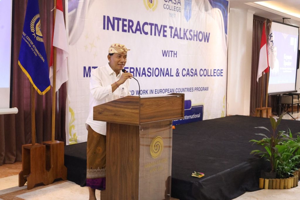 Sekda Kota Denpasar sekaligus Ketua PGRI Provinsi Bali, I Gusti Ngurah Eddy Mulya, membuka Interactive Talkshow dan menyaksikan penandatanganan MoU antara PGRI Bali dan MTC International di Hotel Grand Palace Sanur, Senin (29/6).