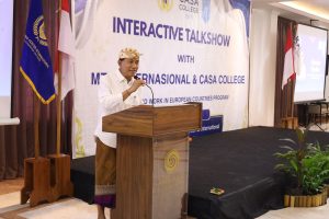 Sekda Kota Denpasar sekaligus Ketua PGRI Provinsi Bali, I Gusti Ngurah Eddy Mulya, membuka Interactive Talkshow dan menyaksikan penandatanganan MoU antara PGRI Bali dan MTC International di Hotel Grand Palace Sanur, Senin (29/6).
