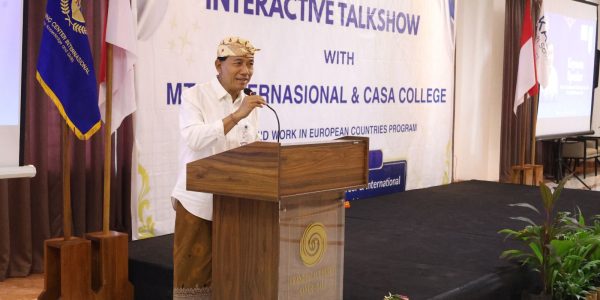 Sekda Kota Denpasar sekaligus Ketua PGRI Provinsi Bali, I Gusti Ngurah Eddy Mulya, membuka Interactive Talkshow dan menyaksikan penandatanganan MoU antara PGRI Bali dan MTC International di Hotel Grand Palace Sanur, Senin (29/6).