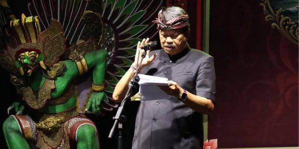 Wakil Bupati Tabanan I Made Dirga saat menutup Selamadeg Barat Festival 2026.