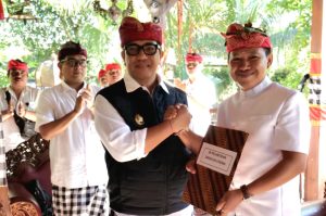 Bupati Tabanan Dr. I Komang Gese Sanjaya, S.E., M.M., (kiri) saat Melantik Pimpinan Perumda Sanjayaning Singasana Tabanan.