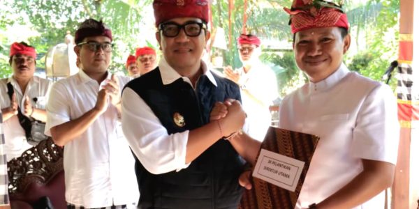 Bupati Tabanan Dr. I Komang Gese Sanjaya, S.E., M.M., (kiri) saat Melantik Pimpinan Perumda Sanjayaning Singasana Tabanan.