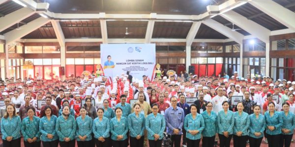 Sekretaris I TP PKK Denpasar, Ny. Ayu Kristi Arya Wibawa mendampingi Ketua TP. PKK Provinsi Bali, Ny. Putri Koster dalam kesempatan perlombaan rangkaian Hari Kesatuan Gerak (HKG) PKK ke-54 Provinsi Bali yang berlangsung di Gedung Wanita Narigraha, Denpasar, Rabu (1/7).