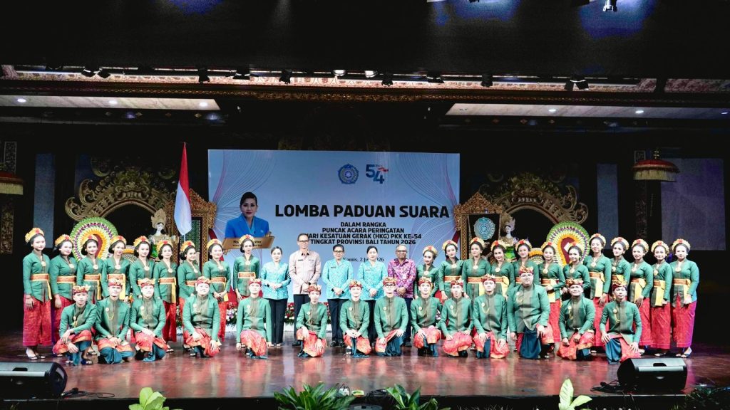 Sekretaris I TP PKK Kota Denpasar, Ny. Ayu Kristi Arya Wibawa menghadiri dan memberikan dukungan kepada tim paduan suara Kota Denpasar pada Lomba Paduan Suara HKG PKK ke-54 Provinsi Bali di Gedung Ksirarnawa, Art Center Denpasar, Kamis (2/7).