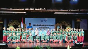 Sekretaris I TP PKK Kota Denpasar, Ny. Ayu Kristi Arya Wibawa menghadiri dan memberikan dukungan kepada tim paduan suara Kota Denpasar pada Lomba Paduan Suara HKG PKK ke-54 Provinsi Bali di Gedung Ksirarnawa, Art Center Denpasar, Kamis (2/7).