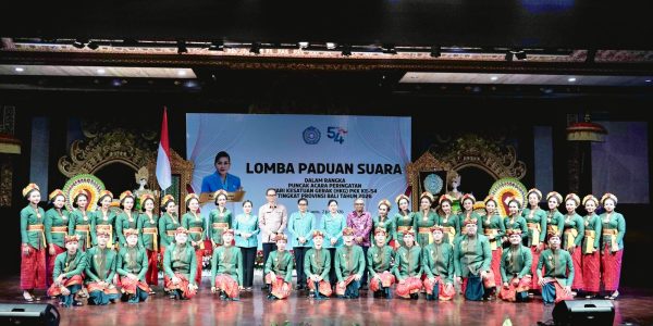 Sekretaris I TP PKK Kota Denpasar, Ny. Ayu Kristi Arya Wibawa menghadiri dan memberikan dukungan kepada tim paduan suara Kota Denpasar pada Lomba Paduan Suara HKG PKK ke-54 Provinsi Bali di Gedung Ksirarnawa, Art Center Denpasar, Kamis (2/7).